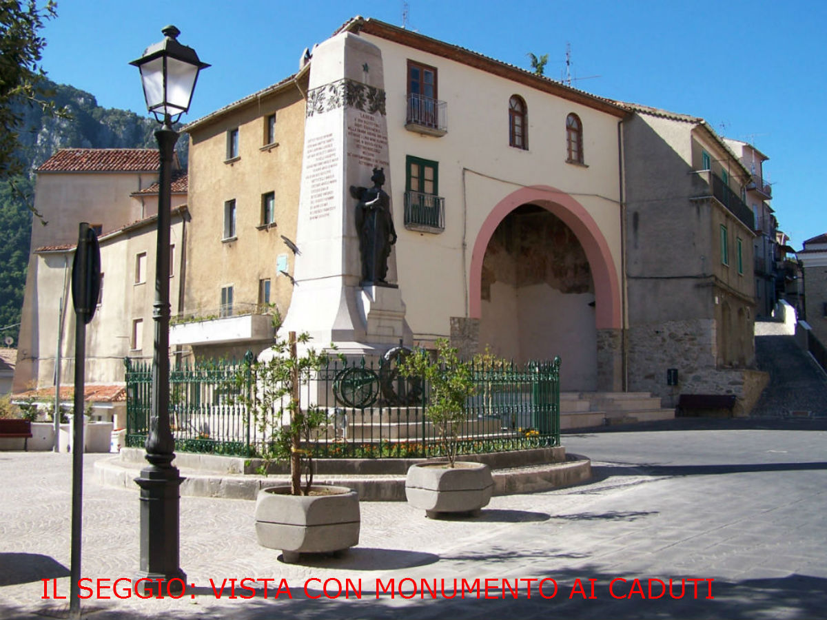 Il Seggio - Vista con monumento ai caduti