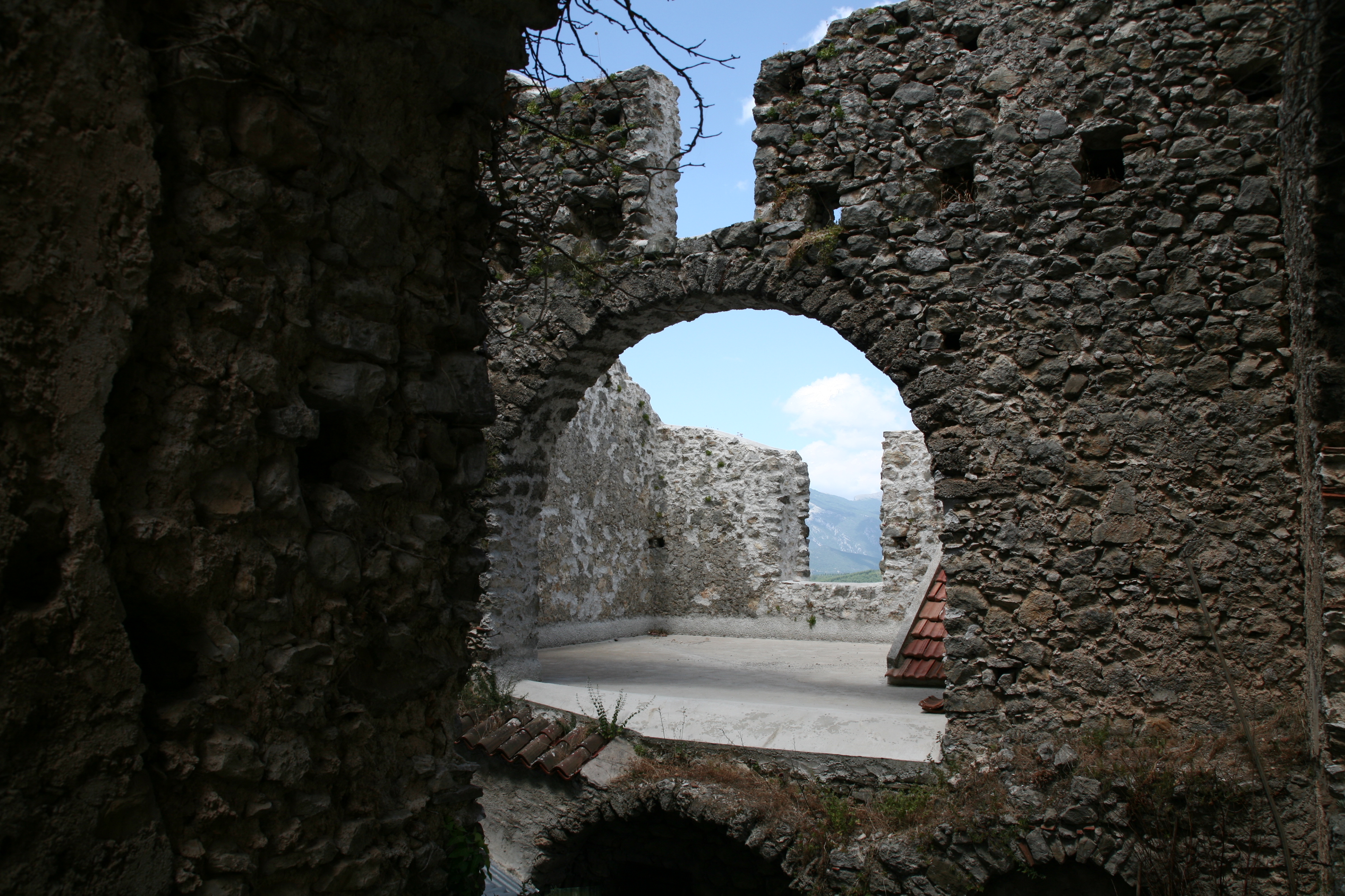 Castello Longobardo - Ruderi saloni interni
