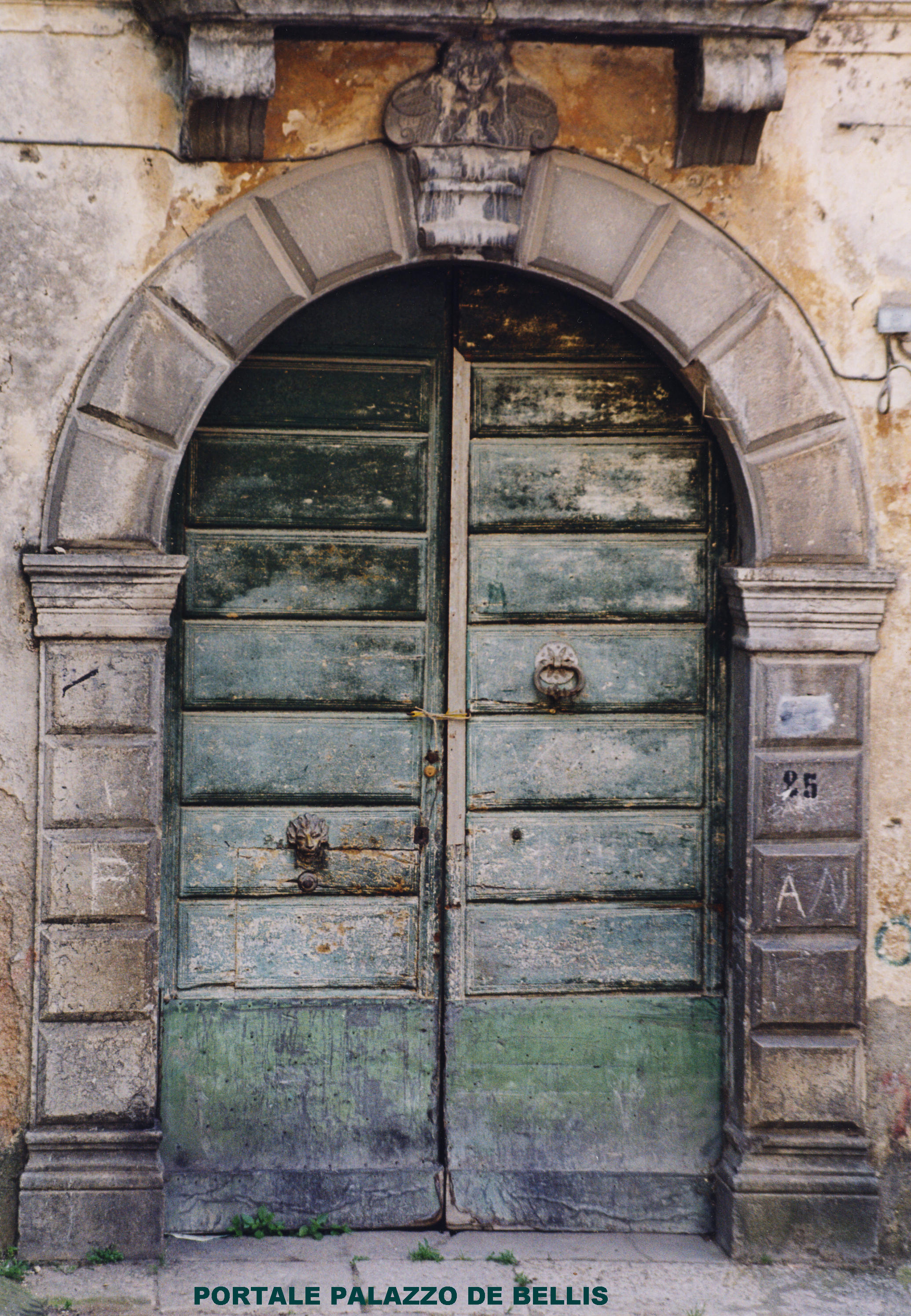 Portale palazzo barone De Bellis (Via Angelo Pesce)