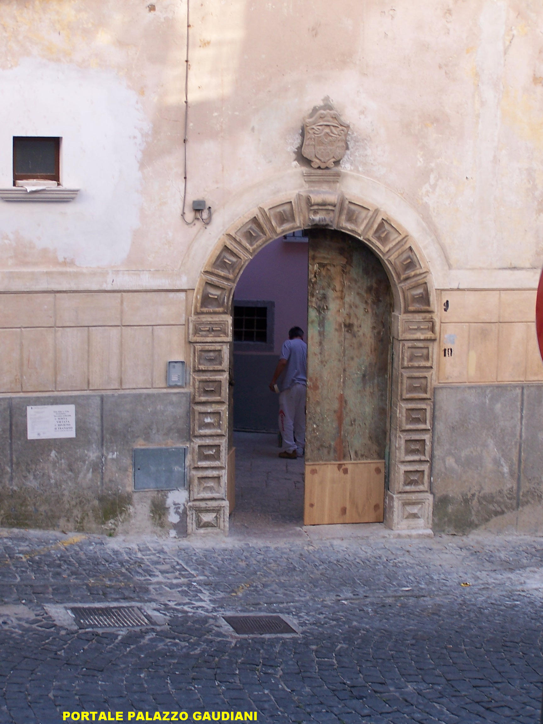 Portale palazzo ex Gaudiani (L.go Mariano Gaudiani)