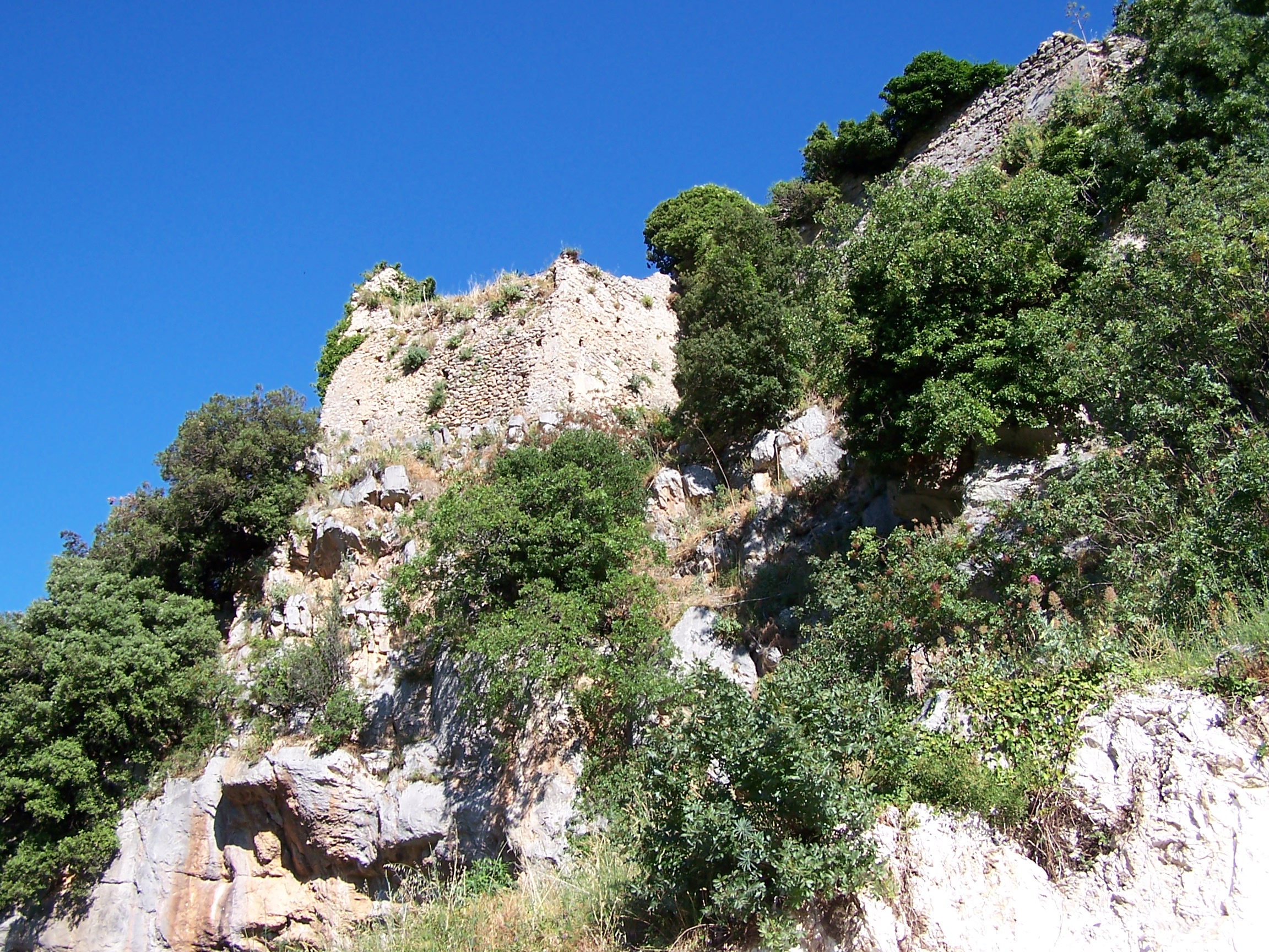 Castello Longobardo -  ruderi bastioni esterni